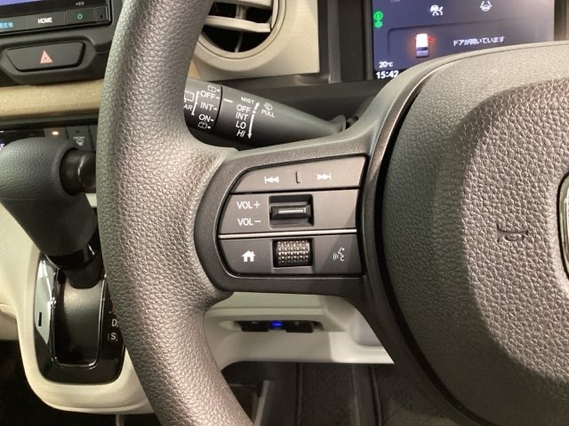 ステアリングにオーディオ操作スイッチが付いています。オーディオ画面に直接タッチしなくても操作が出来ますので、運転に集中できます。