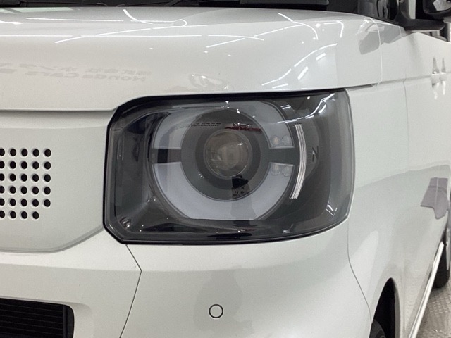 LEDヘッドライトは、点灯の瞬間から最大光量を発揮し、突然暗くなるトンネルなどでの安定感を高めます。