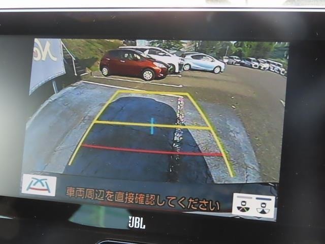 バックモニター付きでガイドラインがモニターに表示され、車庫入れや縦列駐車などの際に役立ちます！