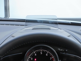 【アクティブドライビングディスプレイ】透明のアクティブドライビングディスプレイを装備！視線を下げずなくても、走行中に速度が表示されますので安全で便利な機能です。