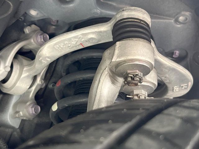 お車を安心してお乗りいただく為には、足回りの定期点検が欠かせません。サービスサポート（有償保証）では無料点検もご提供しており、安心のカーライフをお過ごしいただけるサポート体制が整っています。
