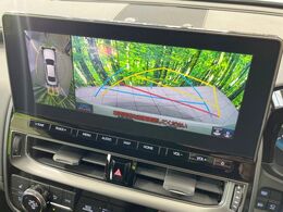 【パノラミックビューモニター】専用のカメラにより、上から見下ろしたような視点で360度クルマの周囲を確認することができます☆死角部分も確認しやすく、狭い場所での切り返しや駐車もスムーズに行えます。