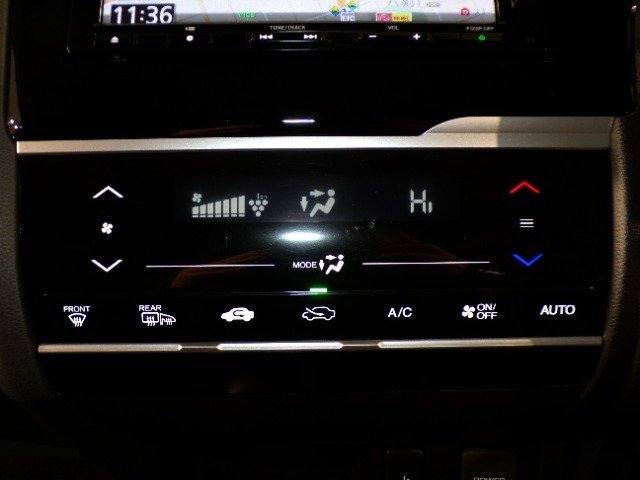 タッチパネル式のオートエアコンです、見た目もスタイリッシュで操作しやすくなっています、埃などもふき取りやすく使いやすいです！