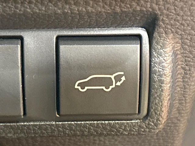 【パワーバックドア】スマートキーや運転席のボタンを押すだけでリアゲートが自動で開閉します！荷物を持っている時や、高い位置にあるバックドアを閉める際に便利な機能です♪