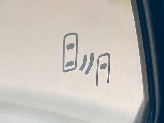 【ブラインドスポットモニター】走行中、ドアミラーの死角になりやすい箇所に後続車が接近するとサイドミラーのレンズに警告を表示！ドライバーに注意喚起をしてくれます。
