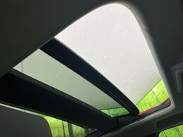 【サンルーフ】開放感たっぷりの希少装備、サンルーフが装着されています！車内に明かりを取り入れたり景色を楽しむ以外にも、車内の空気も簡単に換気できて快適です！