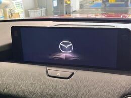 【マツダコネクトナビ】車内の雰囲気にマッチした一体型タイプのナビ。各種車輌設定やBluetooth再生等、様々な機能が楽しめます。直感的なダイヤル操作が可能で、使い勝手も良好です。