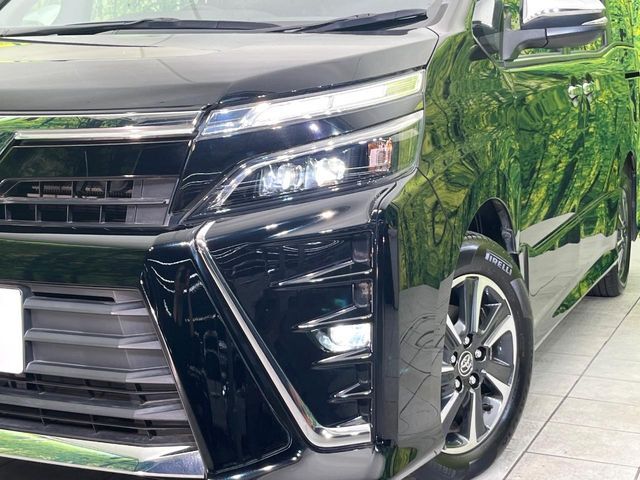 【LEDヘッドライト】悪天候や夜間走行時も良好な視界を確保し安心して運転できる高輝度LEDヘッドライトを装備！点灯速度が早く、消費電力も抑えられています。