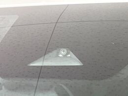 【エマージェンシーブレーキ】走行中に前方の車両等を認識し、衝突しそうな時は警報とブレーキで衝突回避と被害軽減をアシスト。より安全にドライブをお楽しみいただけます。