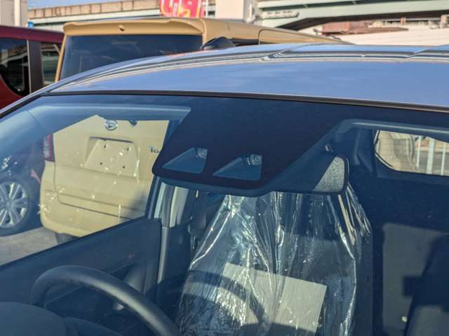 【自動車保険】　自動車販売はもちろん、各種自動車保険の取り扱いもしております。当社で自動車保険にご加入頂ければ、レッカーサービスなど面倒な事故対応・鈑金修理も当社が窓口となりサポートいたします。