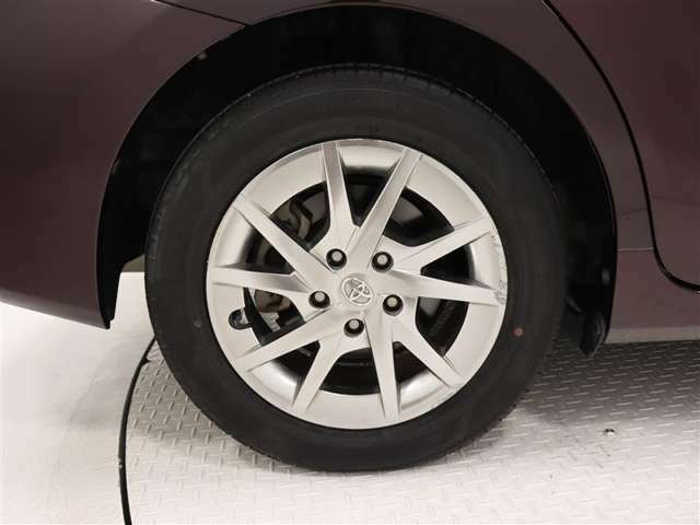 タイヤサイズは205/60R16！納車前の点検時にタイヤ交換させていただきます！純正アルミホイール＋キャップ！ホイールキャップに傷があります。