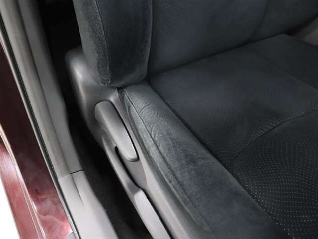運転席座面の右側部分が乗り降りによる擦れがありますので、御来店時にご確認ください。