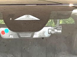 【i-ACTIVESENSE】走行中に前方の車両等を認識し、衝突しそうな時は警報とブレーキで衝突回避と被害軽減をアシスト。より安全にドライブをお楽しみいただけます。