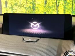 【マツダコネクトナビ】車内の雰囲気にマッチした一体型タイプのナビ。各種車輌設定やBluetooth再生等、様々な機能が楽しめます。直感的なダイヤル操作が可能で、使い勝手も良好です。