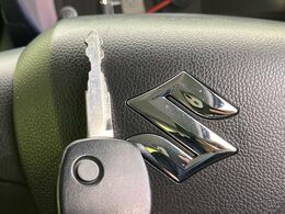 【キーレス】少し離れた場所からでもボタン一つでドアの開錠・施錠ができるのでとっても便利！ドアの鍵穴周りに傷をつけることもありません♪