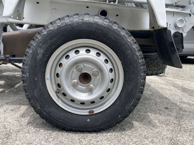タイヤとホイールです。