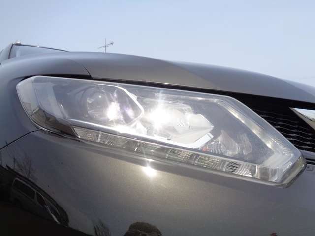 新車時にメーカーオプションして設定されている装備♪暗い夜道でもハロゲンランプより明るく視界を照らしてくれる「LEDヘッドライト」☆