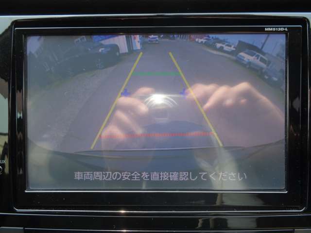 Rレンジに入れるとナビ画面に後方画像、車上から見た画像が映る安全装備「バックカメラ」☆