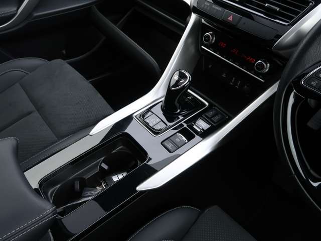 コンソールにはカップフォルダーもございます　電動パーキングブレーキ・オートホールドモード