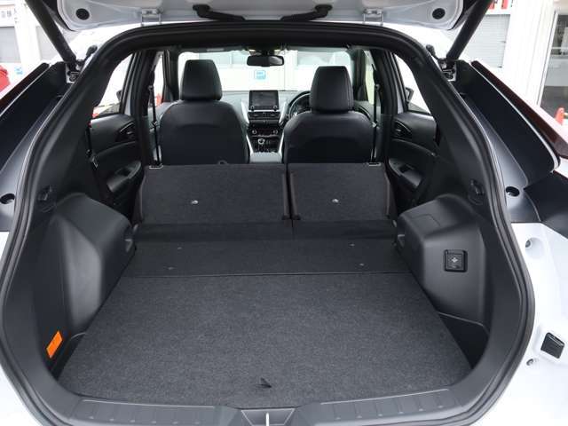 フラットなカーゴスペース　床下収納付き　左右別に格納可能　床下収納付き　パンク修理キット完備