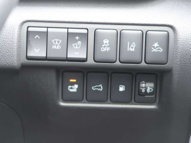 HUD：ヘッドアップディスプレー　横滑り防止装置　レーンアシスト　衝突被害軽減ブレーキ・誤発進抑制機能　駆動バッテリー冷却ファン