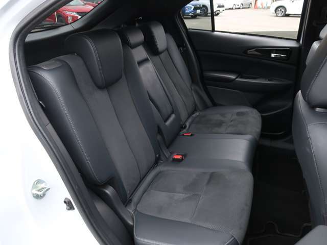 ISOFIX　シートヒーター　アームレスト　リクライニング　格納