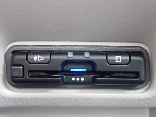 ■【ETC車載器】が装備されています。セットアップをしてお渡しとなり、ETCカードを差し込むだけで高速道路の利用が可能です。