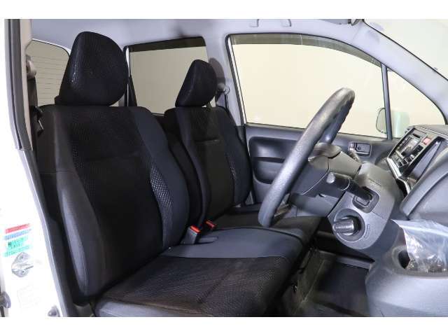 すわり心地の良い運転席・助手席です。長時間のドライブの疲れ軽減に貢献します。どうぞ快適なドライブを♪