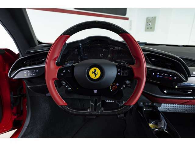 カーボンレーシングシート・ステッチTortora・レザーステアリングホイールRosso Ferrari・アップルカープレイ