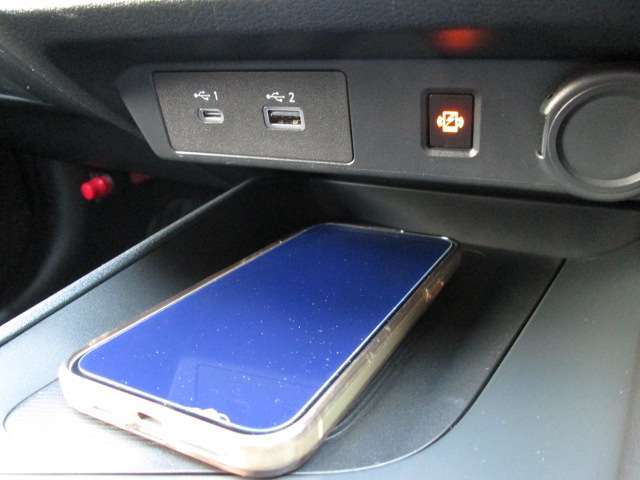 Qi規格対応スマートフォンのワイヤレス充電器装備です。お手軽に充電ができます