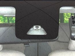 【スマートアシスト】走行中に前方の車両等を認識し、衝突しそうな時は警報とブレーキで衝突回避と被害軽減をアシスト。より安全にドライブをお楽しみいただけます。