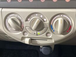 寒い冬も暑い夏も全席に快適な空調を届けてくれる、ダイヤル式エアコンを装備♪