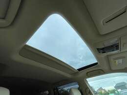 ◆【ムーンルーフ】天井から太陽の穏やかな光や爽やかな風を取り込むことができる、トヨタの「サンルーフ」です！頭上のスイッチでムーンルーフを開閉することができます。