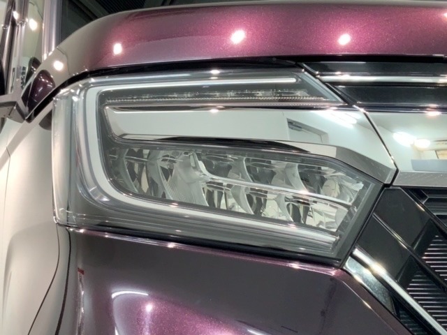 LEDヘッドライトは、点灯の瞬間から最大光量を発揮し、突然暗くなるトンネルなどでの安定感を高めます。