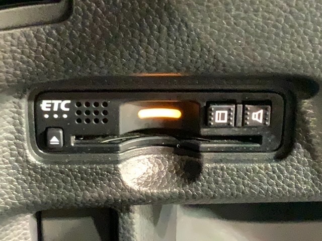 いまや快適なカーライフに欠かせないETCが付いています。
