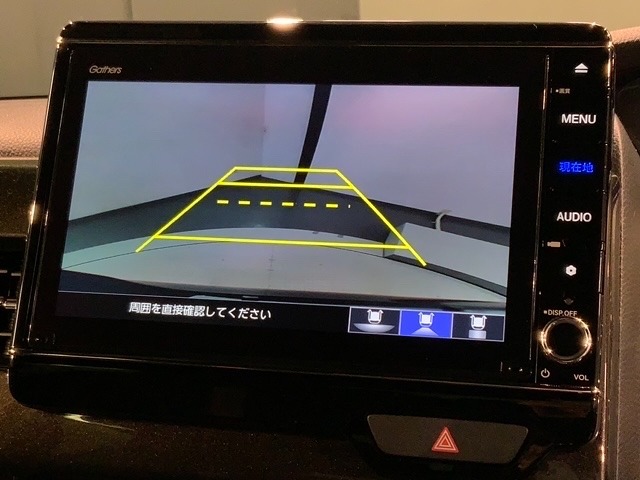 リバースギアに入れるだけで後方の表示へ切り替わります。夜間や雨の日の駐車も楽になりますよ。