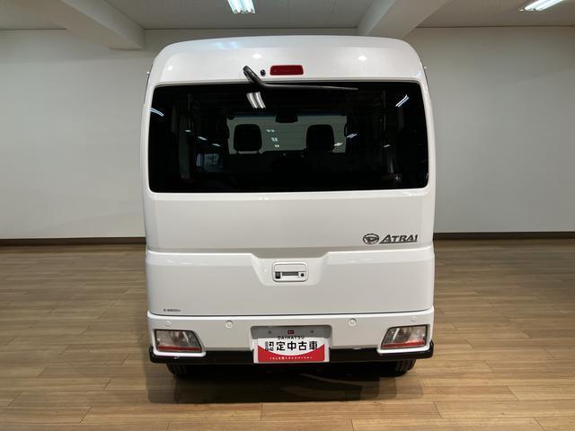 （アダプティブドライビングビーム）は、ハイビームで走行中に先行車や対向車を検知した時、部分的に遮光し、先行車や対向車に配慮しながら高い視認性を確保できます。夜間走行の安心感を高めます。