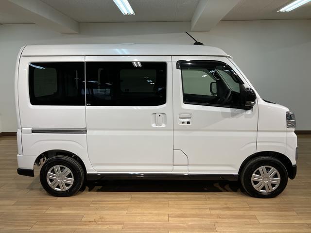 （アダプティブドライビングビーム）は、ハイビームで走行中に先行車や対向車を検知した時、部分的に遮光し、先行車や対向車に配慮しながら高い視認性を確保できます。夜間走行の安心感を高めます。