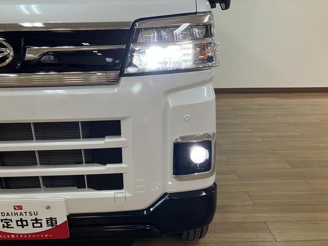 【アダプティブドライビングビーム】は、ハイビームで走行中に先行車や対向車を検知した時、部分的に遮光し、先行車や対向車に配慮しながら高い視認性を確保できます。夜間走行の安心感を高めます。