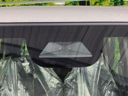 【ホンダセンシング】走行中に前方の車両等を認識し、衝突しそうな時は警報とブレーキで衝突回避と被害軽減をアシスト。より安全にドライブをお楽しみいただけます。