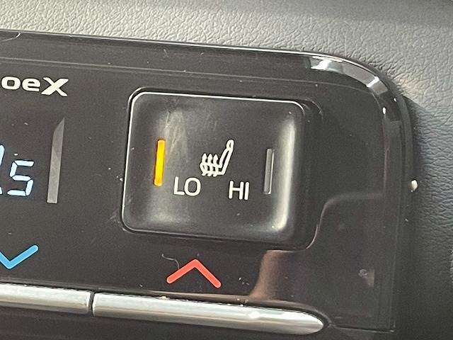 【シートヒーター】冬場はエアコンの温度設定を低めにでき、身体の芯からポカポカになります。