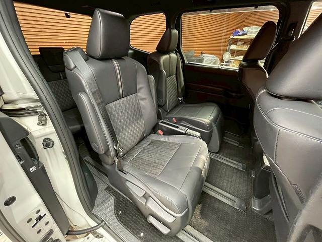 セカンドシートは大人二人が乗っても十分なスペースが確保されております。各種「室内除菌抗菌コーティング」「室内クリーニング」も取り揃えておりますよ。