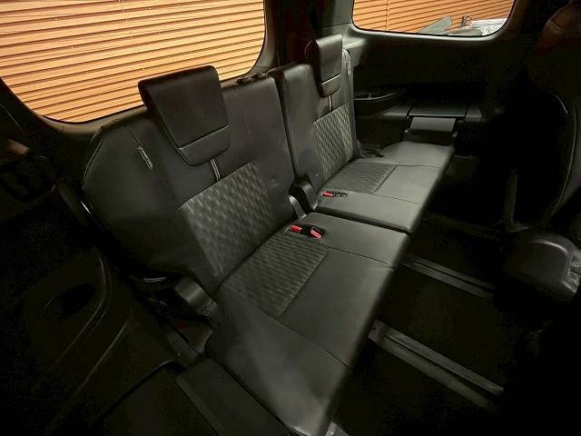 【サードシート】大人も座れる3列シート。畳めばフラットになりSUVでは希少な3列シートです。