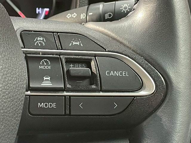 【アダプティブクルーズコントロール】高速走行時に前方のお車を追従してくれるので、長距離ドライブの疲労は大きく軽減されます。