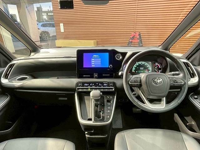 アイポイントも高く見渡しの良い視界を確保しています。長距離のドライブでも疲れにくく快適に運転できます。