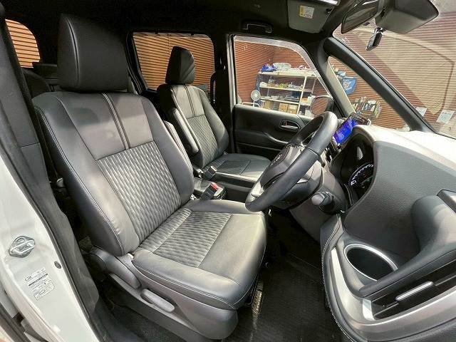 各ブランドのシートカバー取り扱っております、また弊社オリジナルフロアマットもございます。自慢の愛車をアレンジしましょう☆