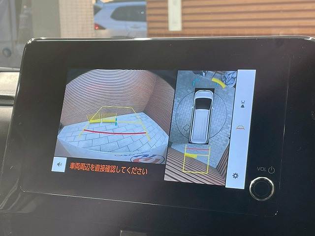 【パノラミックビューモニター】専用のカメラにより、上から見下ろしたような視点で360度クルマの周囲を確認することができます☆死角部分も確認しやすく、狭い場所での切り返しや駐車もスムーズに行えます。
