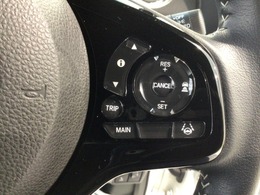 【アダプティブ・クルーズ・コントロール】予め設定した車速内でクルマが自動的に加減速。 前走車との適切な車間距離を維持しながら追従走行し、高速道路でのドライバーの疲労を軽減してくれる嬉しい機能付♪