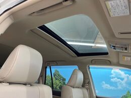 【ムーンルーフ】開放感たっぷりの希少装備、サンルーフが装着されています！車内に明かりを取り入れたり景色を楽しむ以外にも、車内の空気も簡単に換気できて快適です！