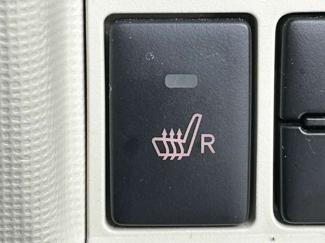 【　シートヒーター　】冬場のお供に。暖かいシートは女性には嬉しい機能ですね♪